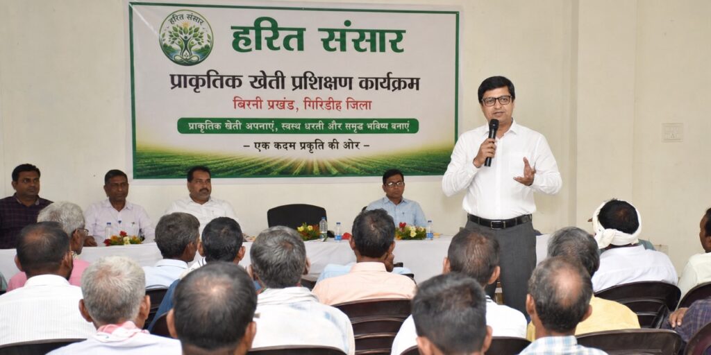 Rajeev Singh, Founder of Sansar Green, addressing hundreds of farmers during the Harit Sansar Natural Farming Training Programme at Birni Block, Giridih, Jharkhand, while promoting natural farming, environmental conservation, and distributing 700 mango saplings.