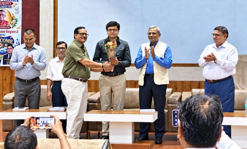 Vice Chancellor Prof. Dr. M. K. Singh presenting a bouquet to Rajeev Singh, Founder and Managing Director of Sansar Green, during the First Convocation of Babu Dinesh Singh University, Garhwa.