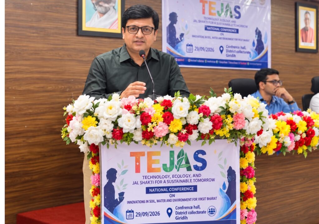 Rajeev Singh, Founder and Managing Director of Sansar Green, addressing entrepreneurs and students at the DPIIT TEJAS Programme at Giridih District Collectorate, Jharkhand.